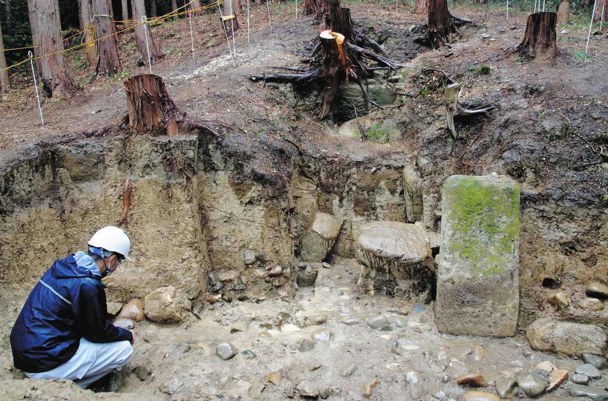 石室開口部に門柱石の一部 高崎「山ノ上西古墳」で発掘調査 来月1日に
