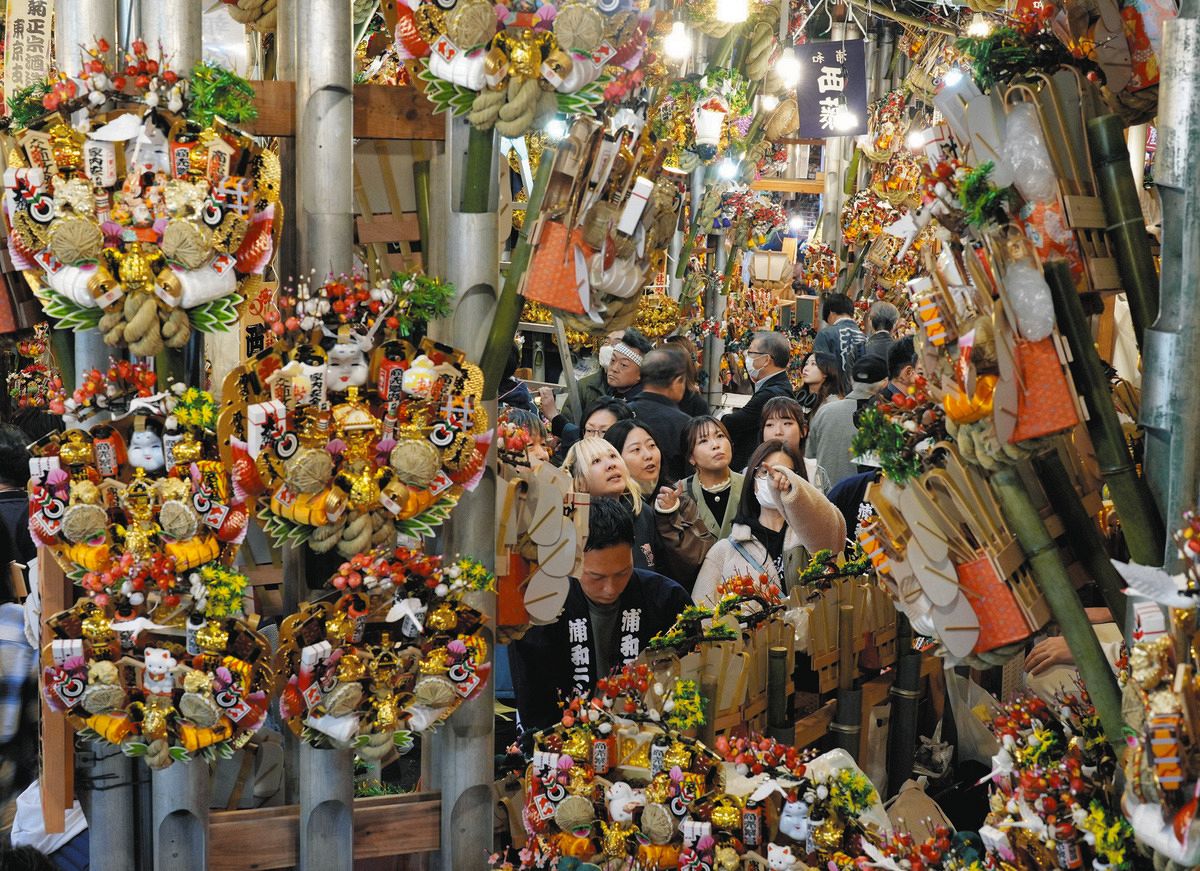 三本締め」が鳴り響く 鷲神社で浅草酉の市 「福をかき込む」熊手が次々