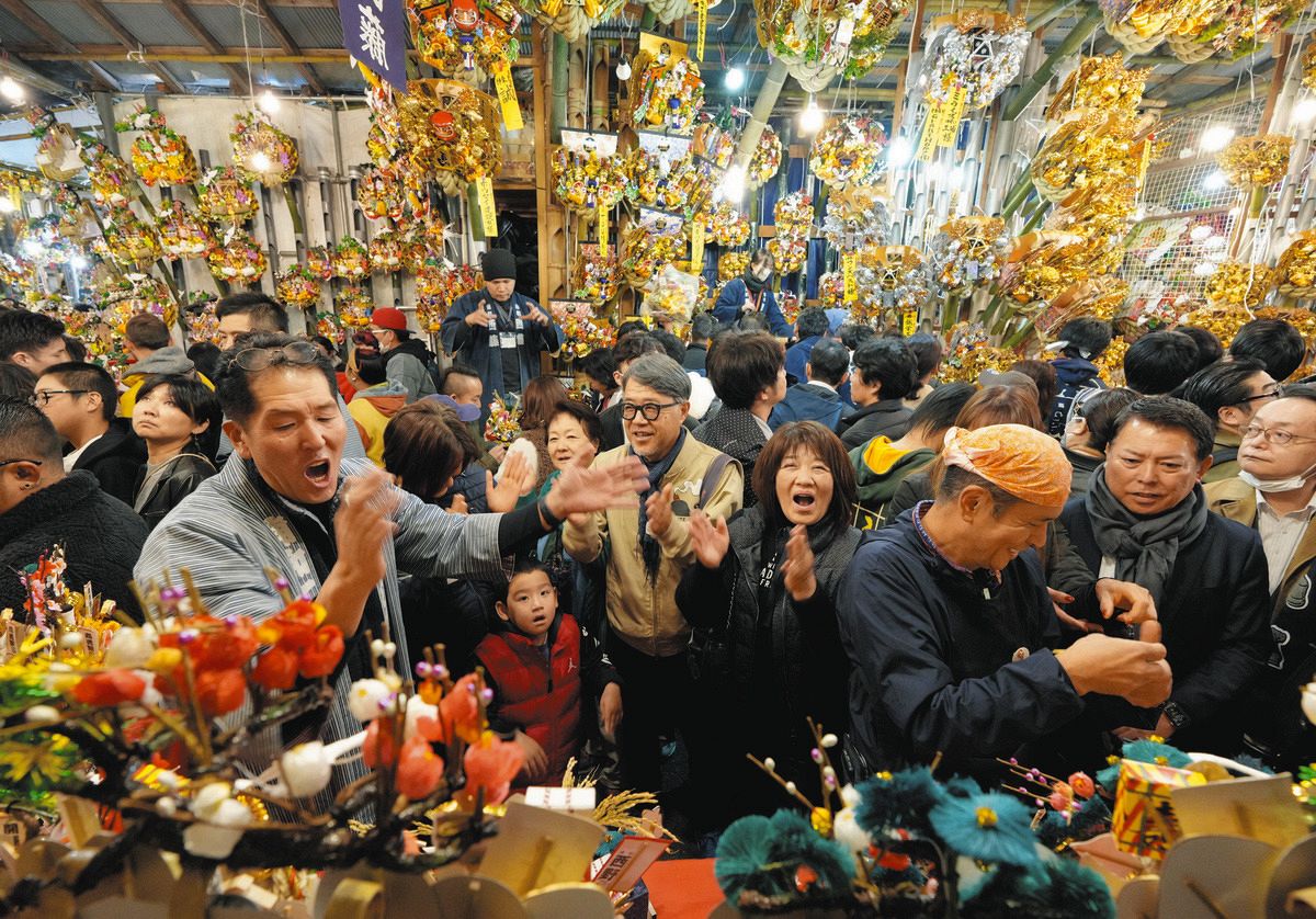 三本締め」が鳴り響く 鷲神社で浅草酉の市 「福をかき込む」熊手が次々