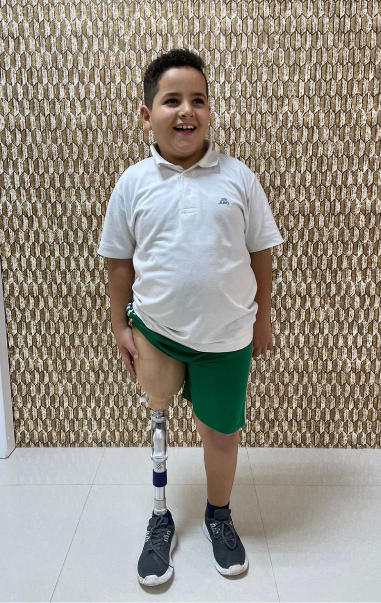 11月中旬、オマーン南部サラーラで、新しい義足を付けたアルサブリ君（家族提供）