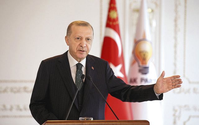 11月22日、トルコ西部イスタンブールで、大統領別邸からオンライン方式で与党党員に向けて演説するエルドアン大統領＝AP