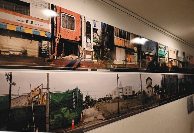浪江町の商店街の変遷を写したパノラマ写真。建物が解体され、更地になった様子が伝わる＝いずれも福島県いわき市・湯本温泉の旅館「古滝屋」で