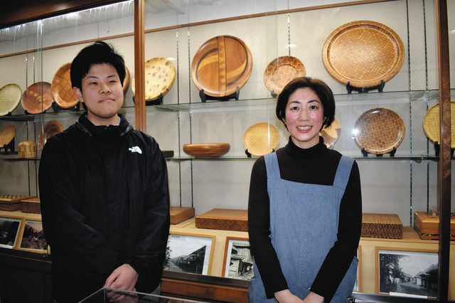 箱根の伝統工芸士・金指さんの遺作 寄木トロフィー 弟子がたすき 駅伝
