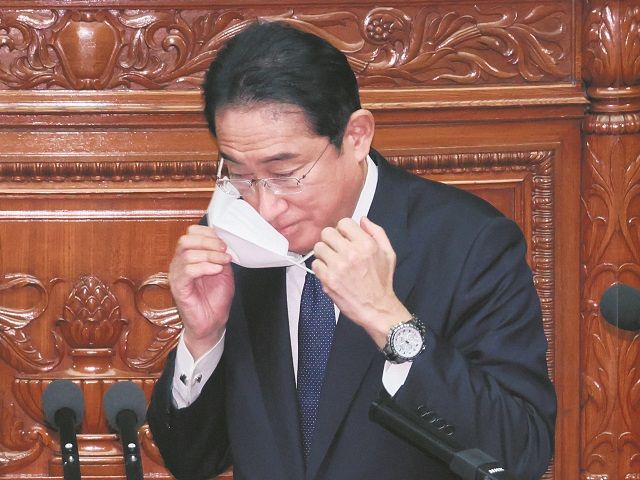 25日の衆院本会議で答弁を前に、マスクを外す岸田首相