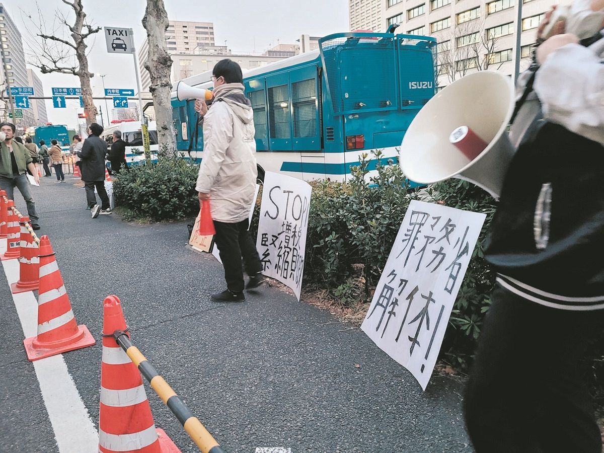 財務省＝悪者」ネットで知った情報で「自信」をつけて…解体デモが