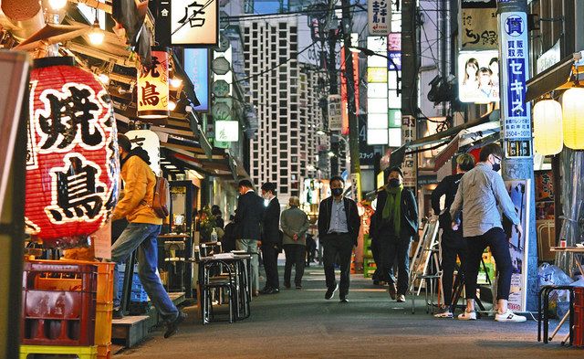 会社帰りのサラリーマンなどの姿が戻り始めたＪＲ新橋駅周辺の繁華街＝２日、東京・新橋で