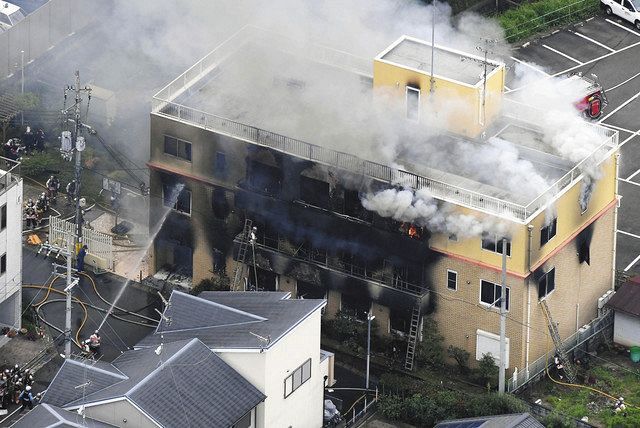 ２０１９年７月１８日、火災で煙を上げる「京都アニメーション」の第１スタジオ＝京都市 
