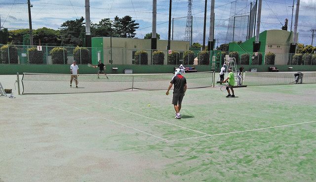 大人の利用は再開されたが、高校生以下の子どもたちは使えないテニスコート＝埼玉県加須市の市民運動公園で