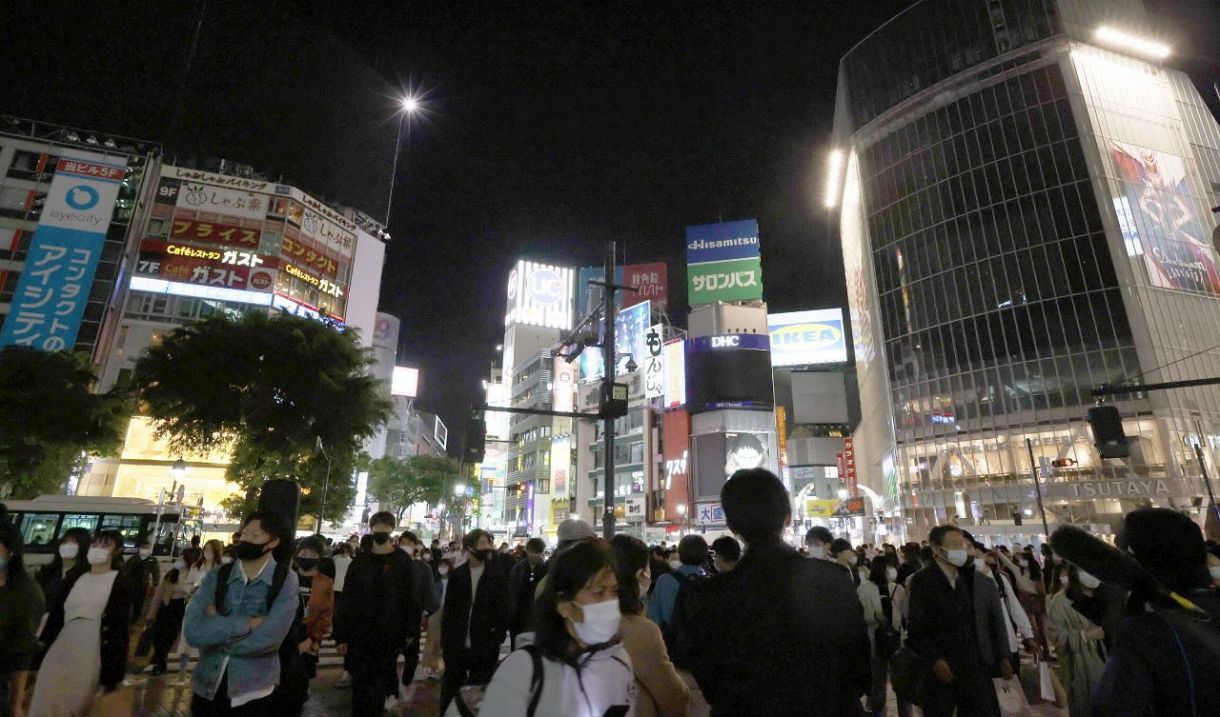 ３度目の緊急事態宣言が発令された初日の夜、東京・渋谷のスクランブル交差点を行き交う人たち（木口慎子撮影）