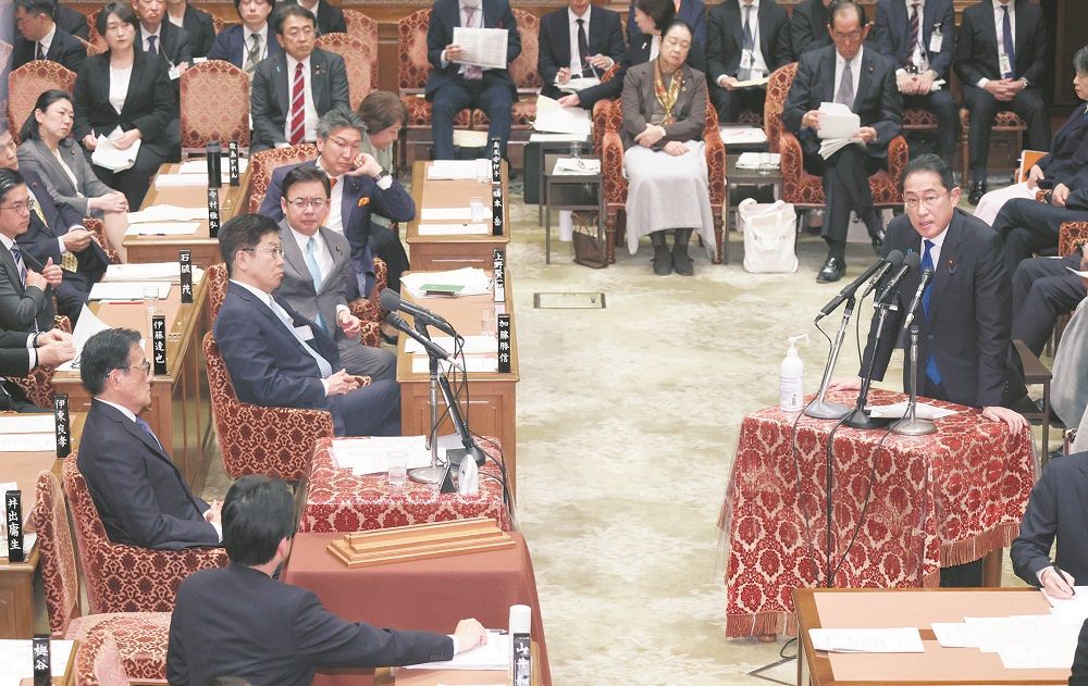 衆院予算委で立憲民主党の岡田克也氏（左手前から2人目）の質問に答弁する岸田首相（右）＝2月5日、国会で