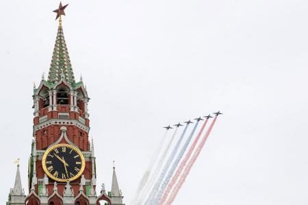 　９日、クレムリンのスパスカヤ塔の上空を、ロシア国旗の３色の煙を出して飛行するスホイ２５攻撃機＝モスクワ（タス＝共同）