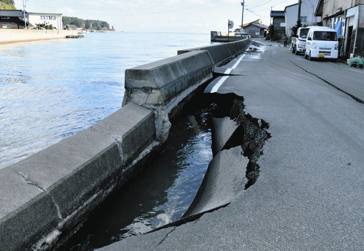 船は岸壁を越え陸に上がった 鏡のような海が一変、真っ黒な津波