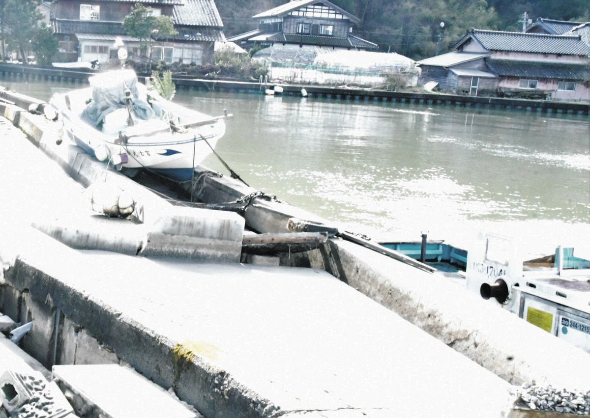 船は岸壁を越え陸に上がった 鏡のような海が一変、真っ黒な津波