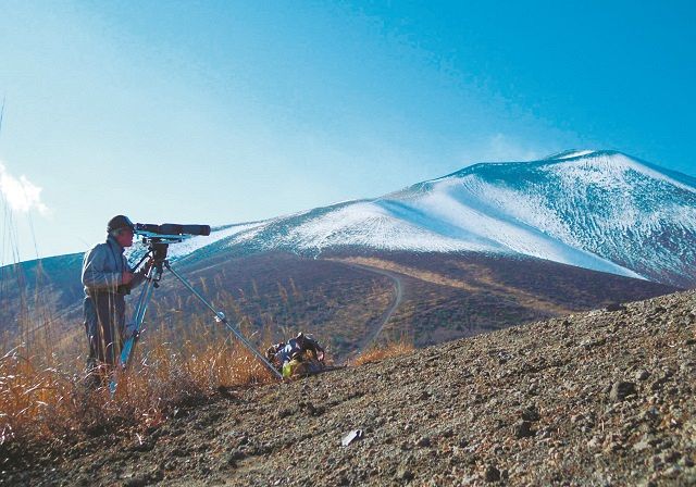 イヌワシの生息調査をする片山磯雄さん