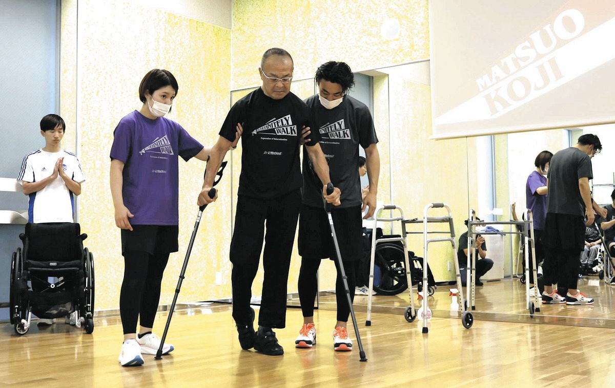 体がまひした患者の「もう一度歩きたい」に応えるリハビリ専門ジム