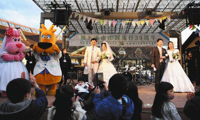 ２組のカップルを祝福した「そでがうら３０祭」＝袖ケ浦市の東京ドイツ村で（同市提供）
