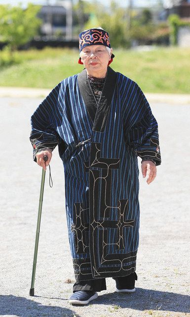 刺繍（ししゅう）が入ったアイヌの衣装を着る宇梶静江さん＝埼玉県白岡市で