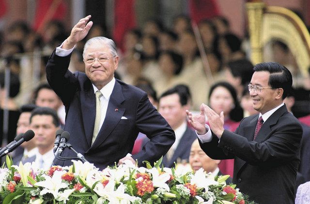 ２０００年５月、台湾総統に陳水扁氏（右）が就任。手を振って国民に別れのあいさつをする李登輝前総統＝台北の台湾総統府前で（共同）