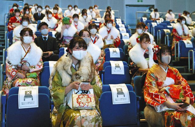 横浜市の成人式で、席の間隔を空けて座る新成人ら＝横浜市港北区の横浜アリーナ 
