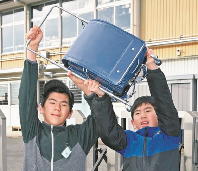 「さんぽセル」を発案した双子の兄・れいや君（左）と弟・ゆうや君＝昨年12月、栃木県内で