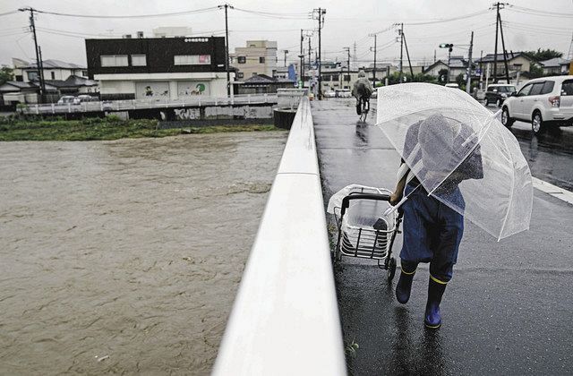 大雨の影響で増水した金目川＝３日午前１０時１７分、神奈川県平塚市