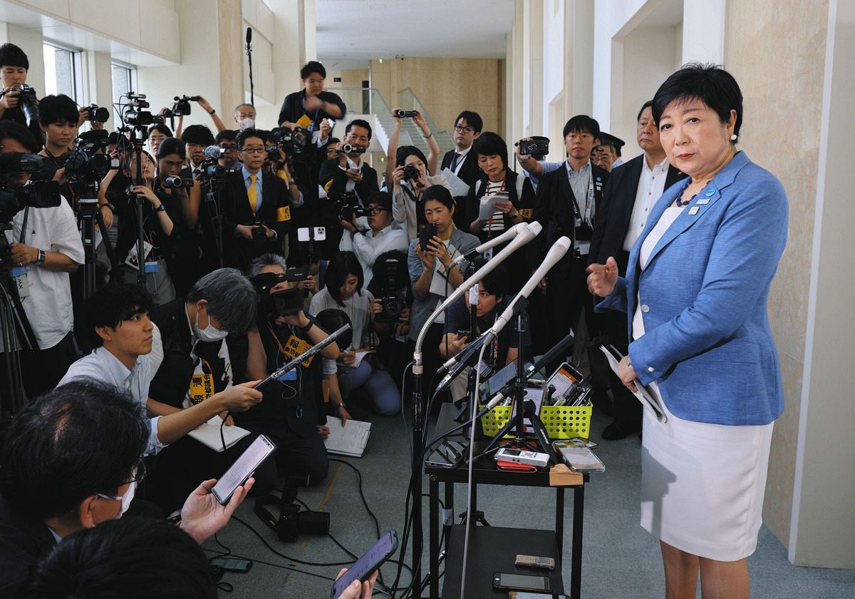 東京都議会の本会議後、取材に応じる小池百合子知事