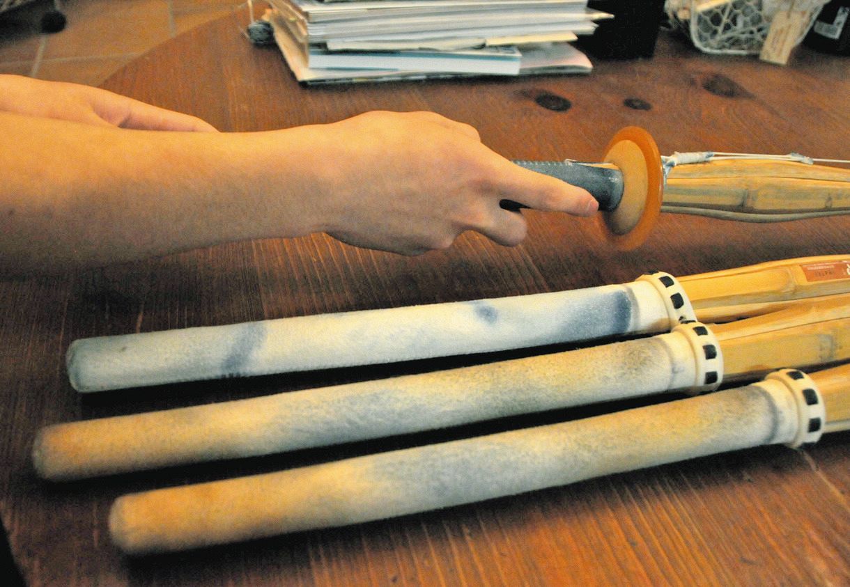 男子生徒が使い込んだ竹刀は小手の色素が染み込んでいる＝千葉県内で