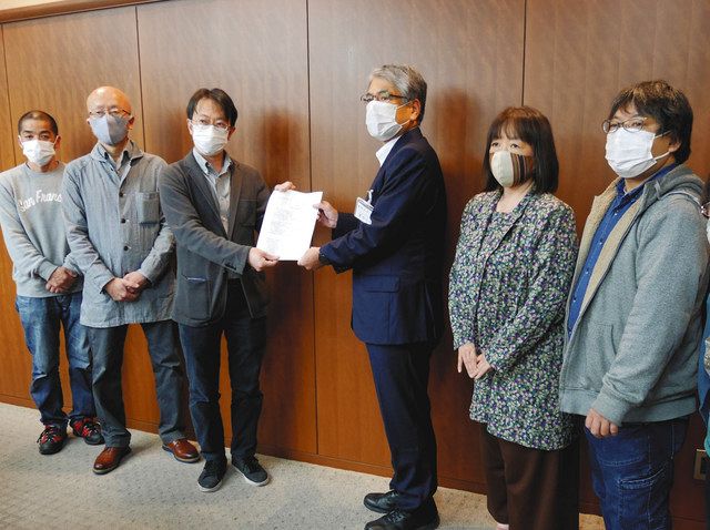 要請書を長谷川勝美副区長（右から３人目）に提出する新型コロナ災害緊急アクションなどのメンバー＝足立区で 