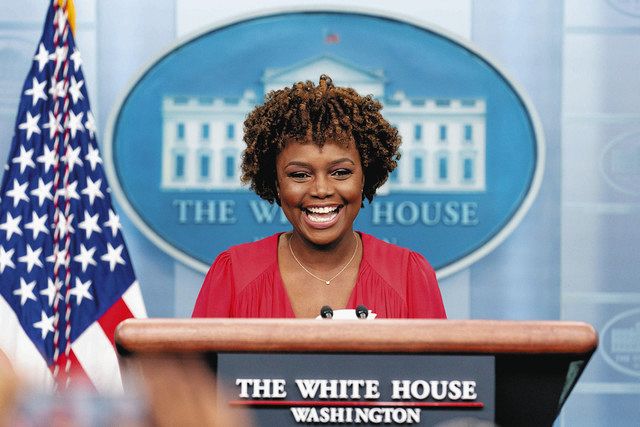 笑顔で初の記者会見に臨むジャンピエール米大統領報道官＝16日、米ホワイトハウスで（AP）