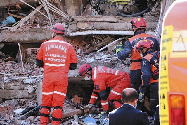 10月31日、トルコ西部イズミルで、ビルの倒壊現場で生存者を捜索する救助隊（住民提供）