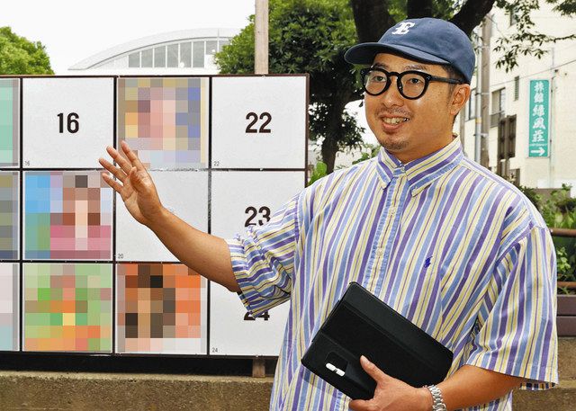 参院選のポスター掲示板を前で話すユスケンラボさん＝神奈川県平塚市で（一部画像処理）