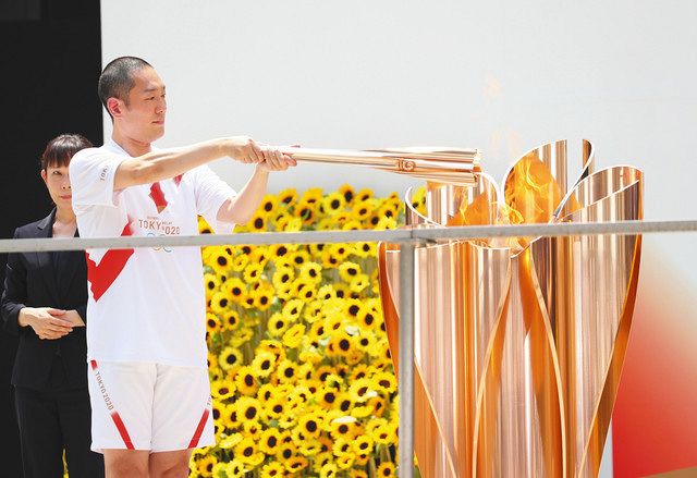 聖火リレー到着式で、聖火皿に点火する歌舞伎俳優の中村勘九郎さん＝都庁の都民広場で
