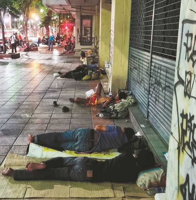 バンコク旧市街では１１月、コロナ禍以前に比べ、夜間、路上で寝泊まりする人たちが目立つようになった