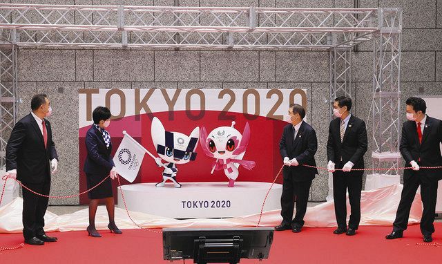 東京五輪・パラリンピックのマスコット像の除幕をする（左から）JOCの山下泰裕会長、東京都の小池百合子知事ら＝14日午前、東京都庁で（代表撮影）
