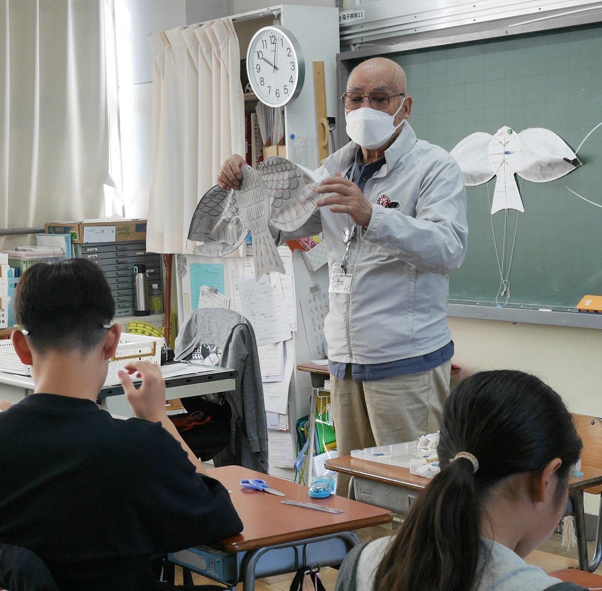 復活とんび凧 大空はばたけ 大田・西六郷小で制作体験 保存会「先人の