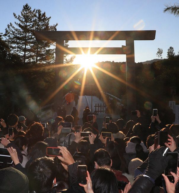 冬至の朝 伊勢神宮内宮の大鳥居の間からの朝日が昇る 東京新聞 Tokyo Web 冬至の朝 伊勢神宮内宮の大鳥居の間からの朝日が昇る 東京新聞 Tokyo Web