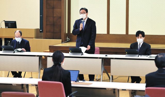 宗教法人審議会であいさつする文科省の伯井美徳審議官（中）＝28日、東京・霞が関の文科省で