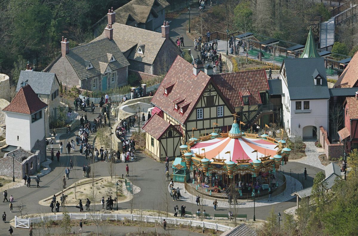 ハウルの城やキキが暮らすパン屋、ネコバスが走るジブリパーク「魔女の