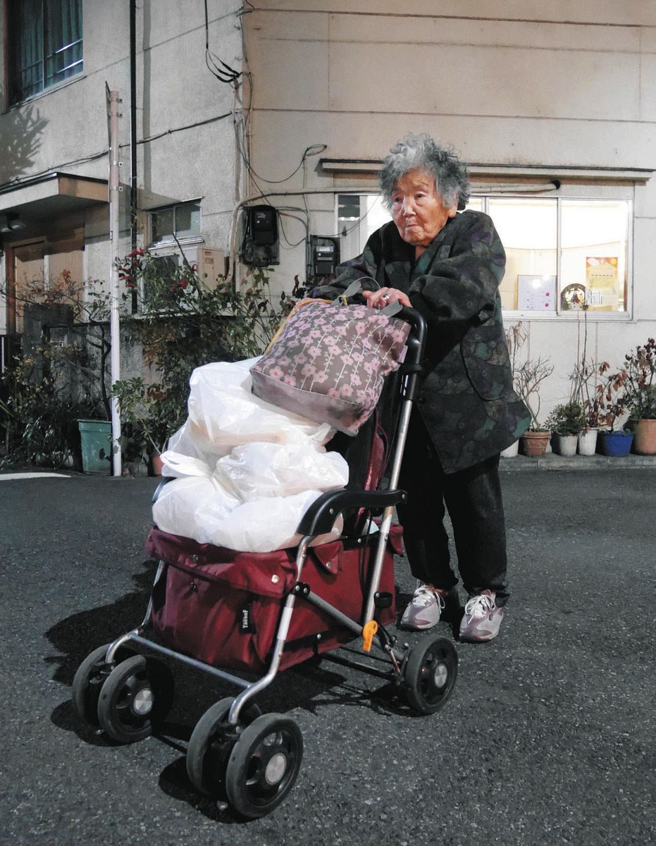 野宿の「仲間」に配るため、子ども食堂で受け取った弁当を運ぶばあちゃん＝東京都北区で