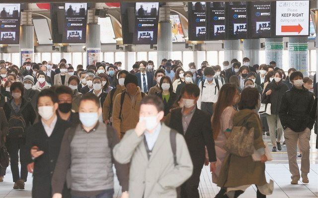 Shinagawa Station, Tokyo, crowded with commuters