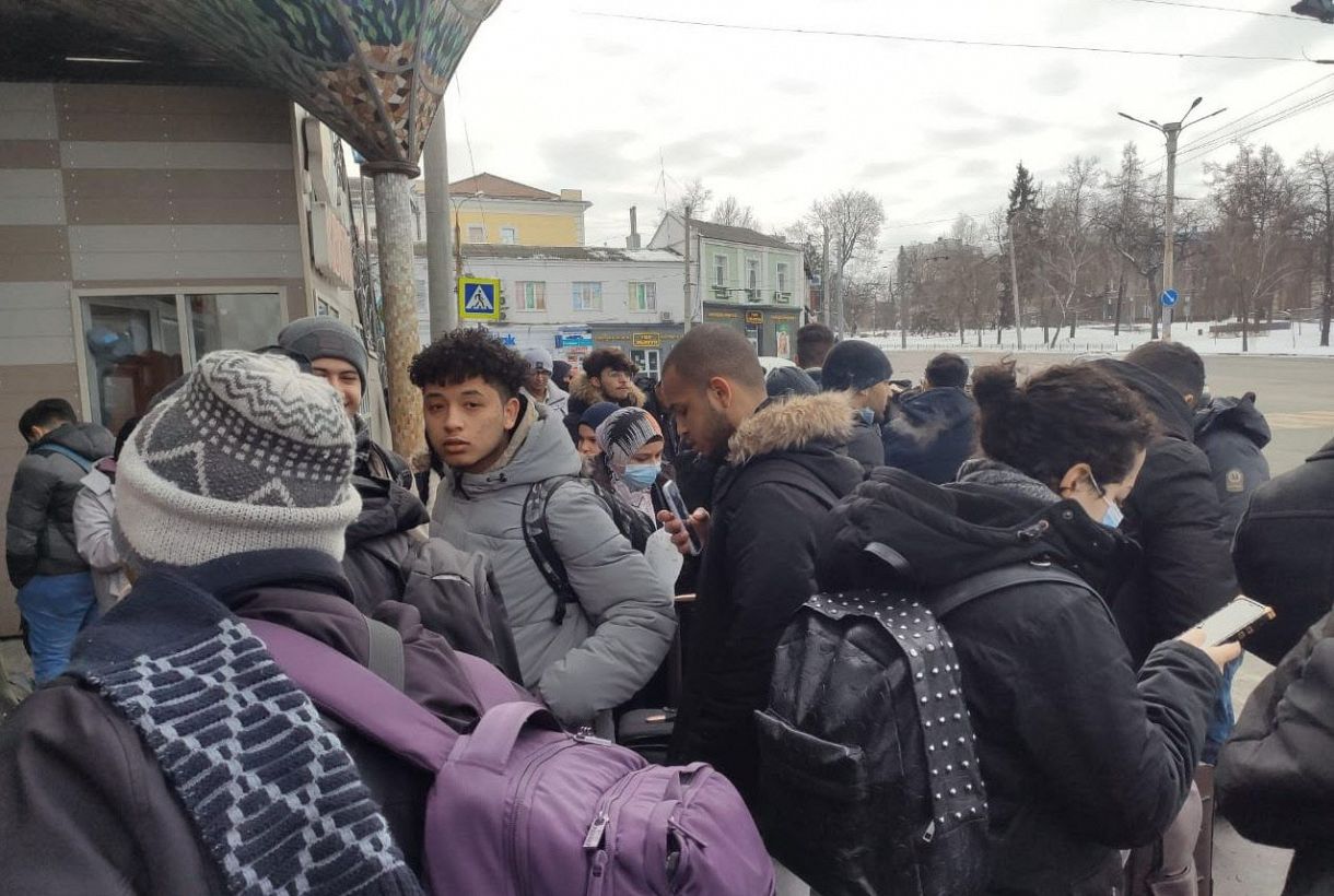 ８日午前、ウクライナ北東部スムイで、街を出るバスを待つ人たち（ガリーさん撮影）