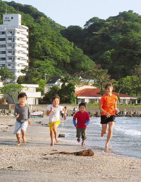 子どもたちと走る宮崎喜美乃さん（右端）＝いずれも神奈川県逗子市で
