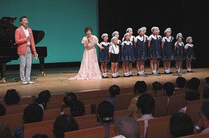 最後に童謡「ふるさと」を歌う（左から）海沼実さん、松島トモ子さん、音羽ゆりかご会のメンバー＝いずれも東京都中央区の日本橋公会堂で