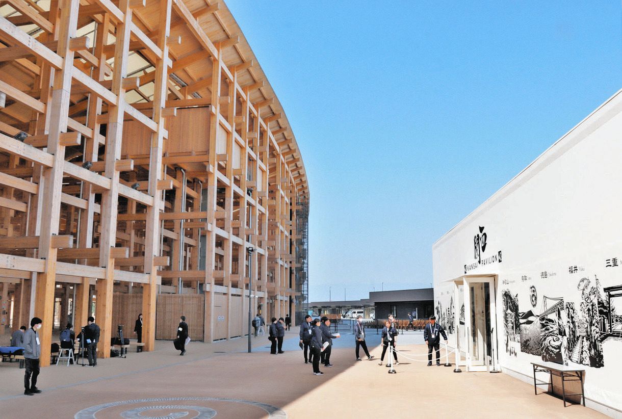 関西パビリオンの外観（右側）。向かいには会場シンボルの「大屋根リング」がそびえ立つ