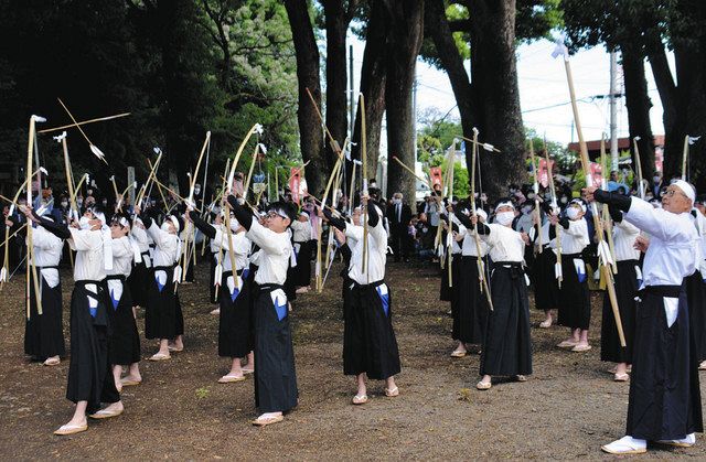 鎌倉向け 放つ矢 生品小6年34人が義貞ちなみ「鏑矢祭」：東京新聞デジタル