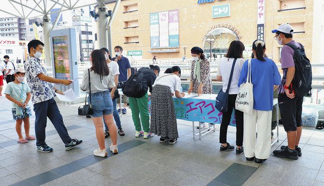 上尾市内の小中学校の特別教室などへのエアコン設置を求める署名活動＝ＪＲ上尾駅前で 
