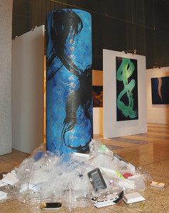 海洋汚染を表現した岡西佑奈さんの作品