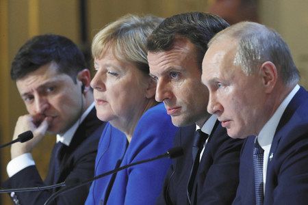 １０日、パリで共同記者会見に出席した（左から）ウクライナのゼレンスキー大統領、ドイツのメルケル首相、フランスのマクロン大統領、ロシアのプーチン大統領＝ＡＰ・共同