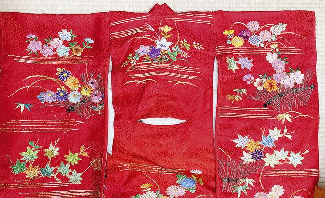 赤姫(公家などの娘役)の衣裳。後ろ身頃には人形遣いが手を入れるための背穴が開けられている