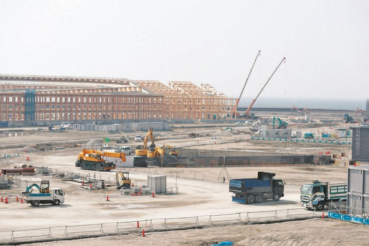 Yumeshima, where construction is underway as a venue for the Osaka/Kansai Expo. The large wooden roof (ring) will become a symbol of the Expo = March